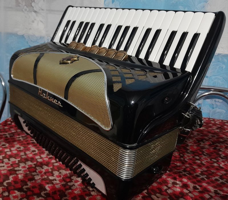 Vând Acordeon Hohner Lucia III P 96 de bași