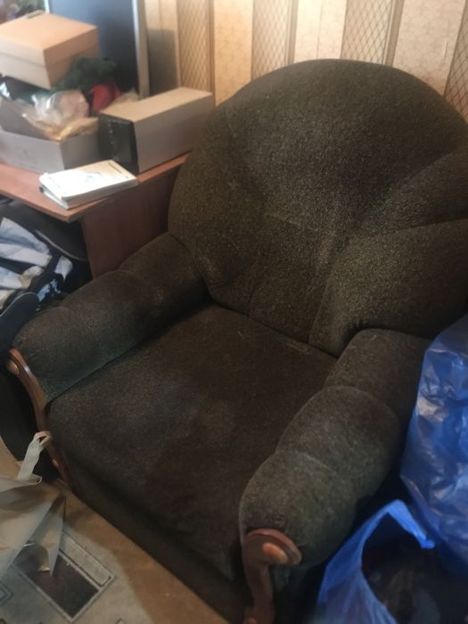 Кресло мягкое коричневое