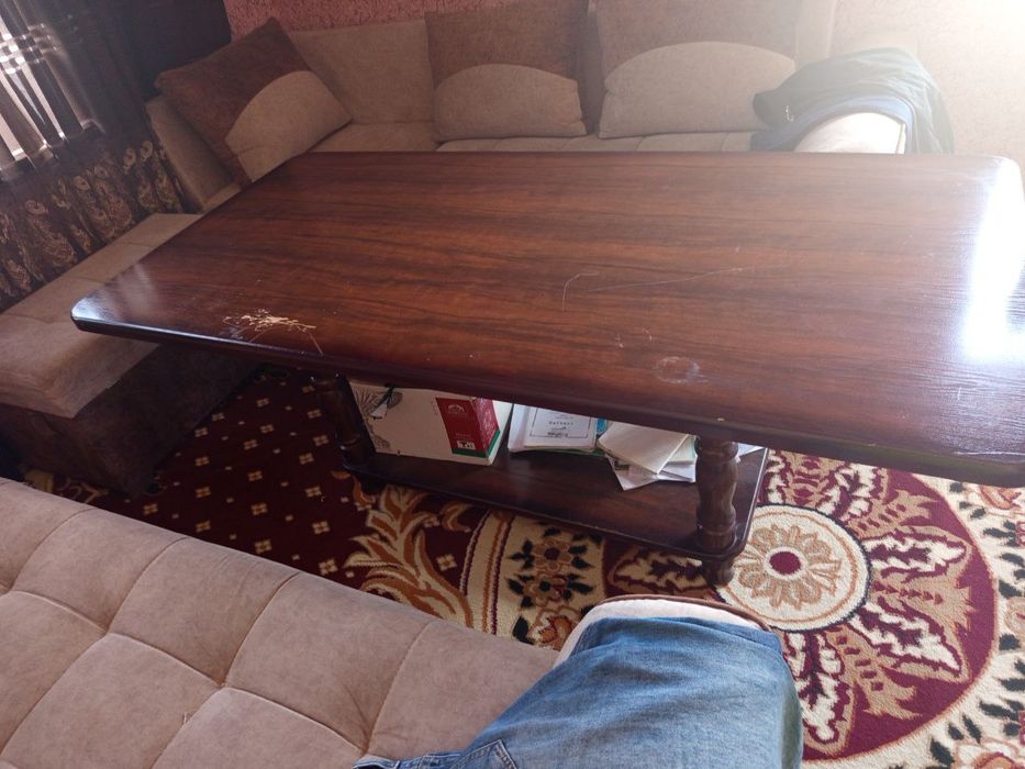 Mehmonxona uchun stol