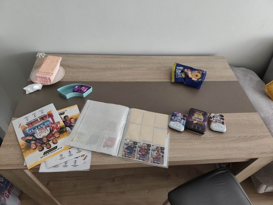 Маса и 6 стола цвят дъб