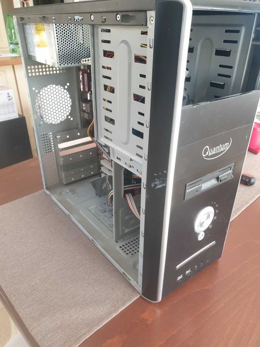 Лот компютърни кутии със захранвания и дънни платки