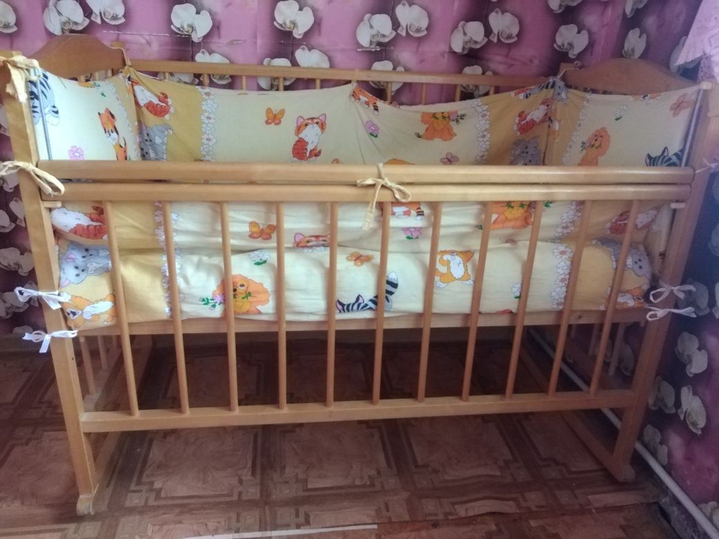 Детская кроватка и ходунки