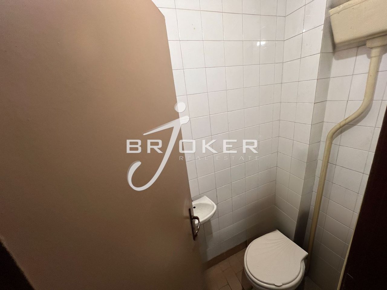 Продава се Тристаен апартамент в Кърджали, Център - 100 кв.м за 900 €/кв.м - Снимка #11