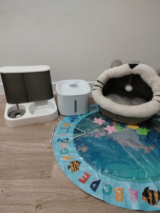 Срочно продаю Домик. Кормушку для еды..Фонтанчики