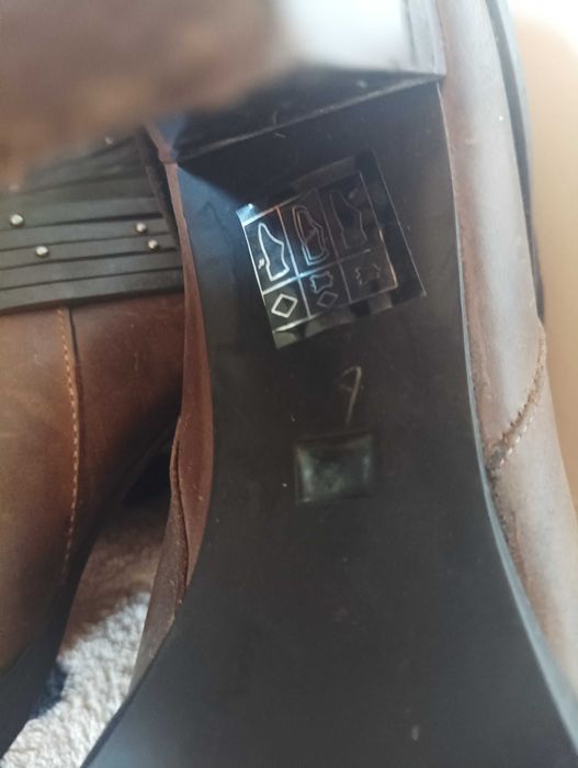 Продавам дамски боти набук