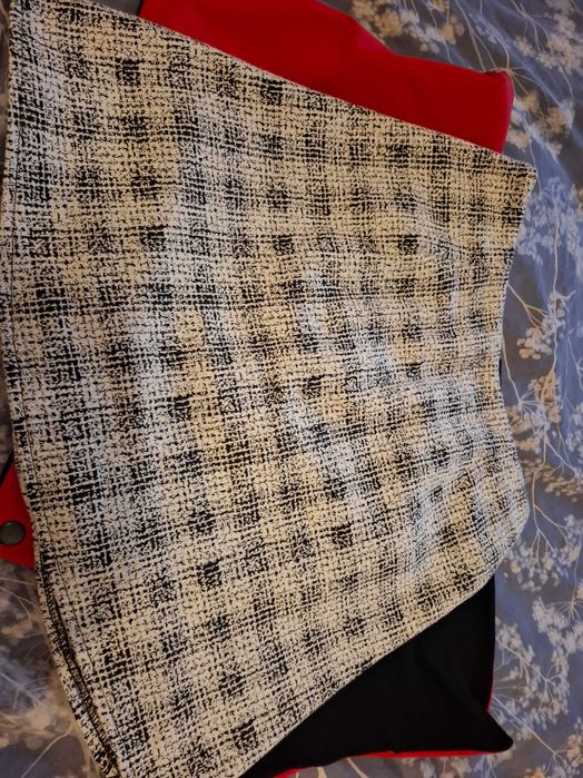 Esarfa rosie cu capse, fusta mini  alb/negru si bluza casual/ocazie