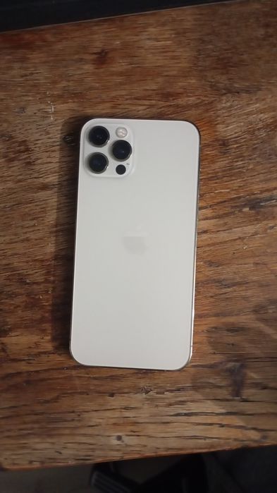 iPhone 12 pro, в комплекте зарядка оригинальная