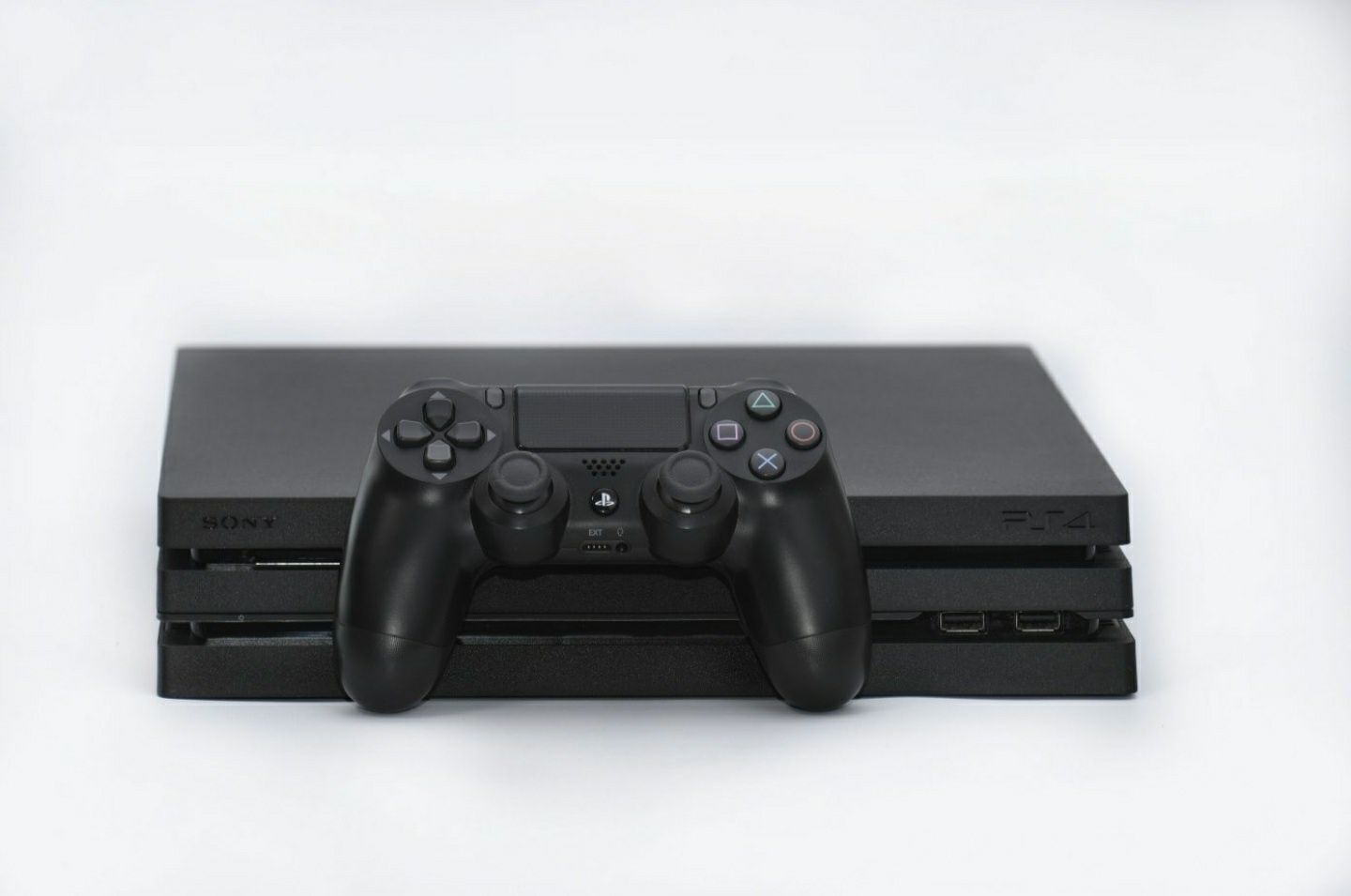 PS 4 Playstation 4 PRO cu manete si jocuri