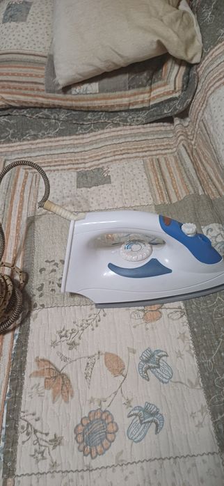 Утюг POLARIS полностью исправный