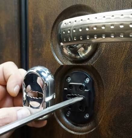 Вскрытие замков всех типов : машины, двери, сейфы. Ремонт и Замена