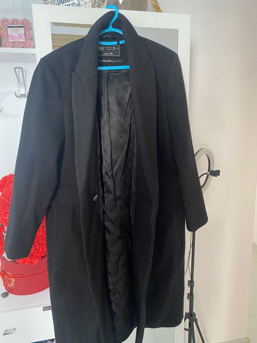 Дълго черно палто