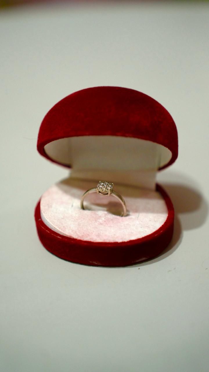 Золотое кольцо из белого золота с бриллиантами