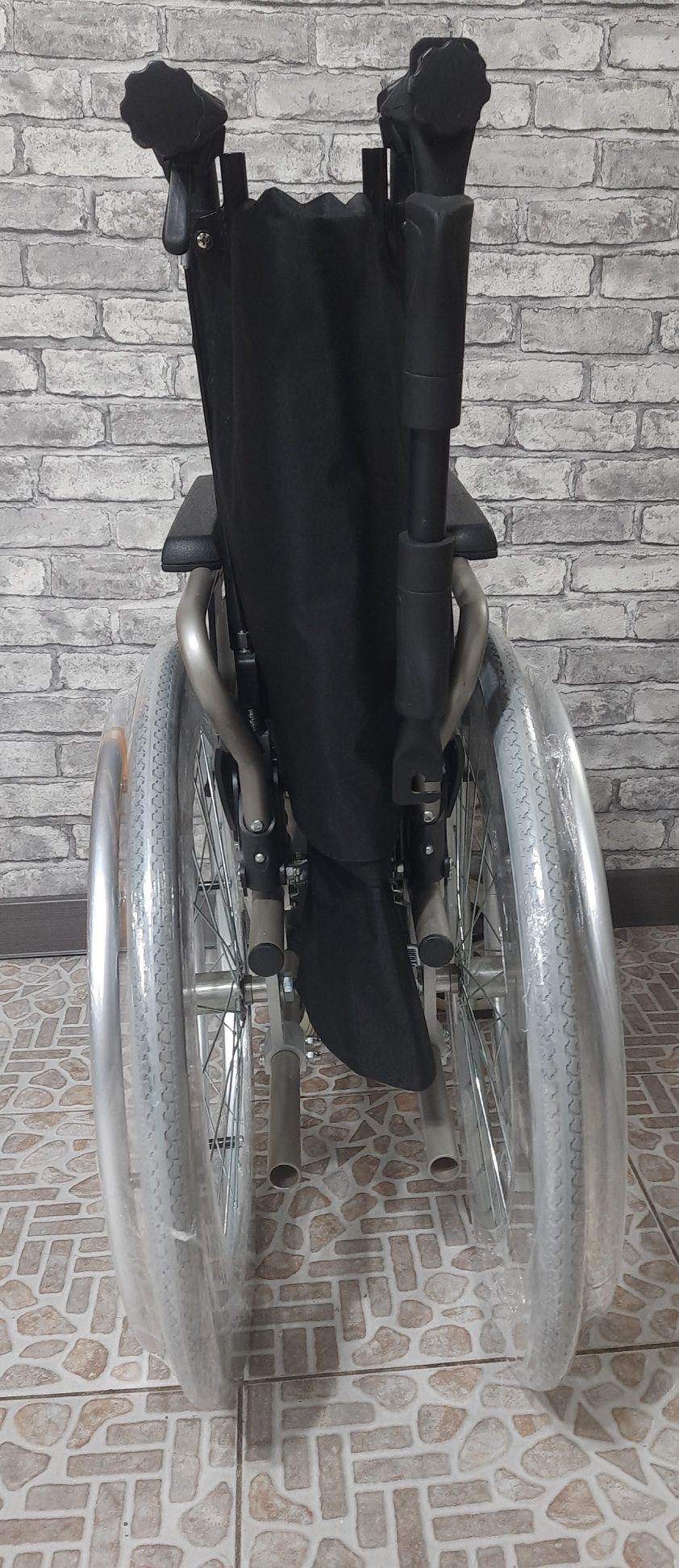 Инвалидная коляска + откидная спинка + подголовник отличного качества.