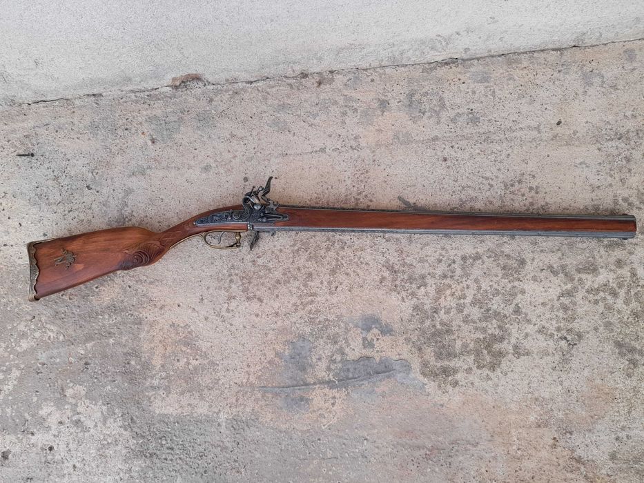 Колекция декоративни оръжия – пушка, арбалет, алебарда, мечове