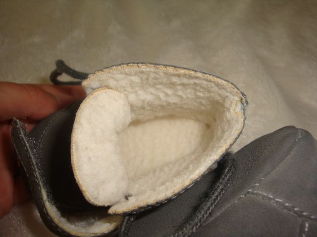 ботички за бебче и 2 комплекта шапка и шал