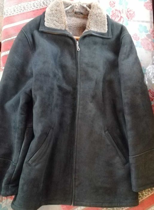 Cojoc bărbătesc, piele întoarsă exterior și blană naturală interior