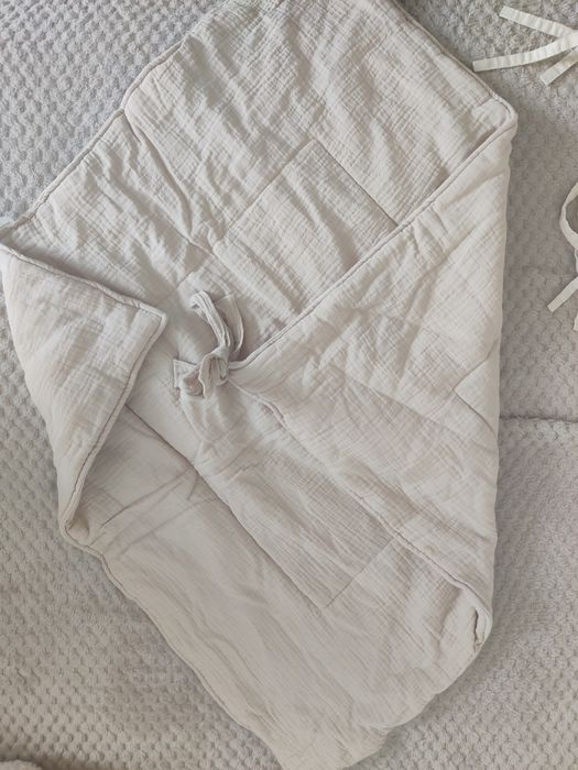 Обиколник и органайзер за бебешко легло