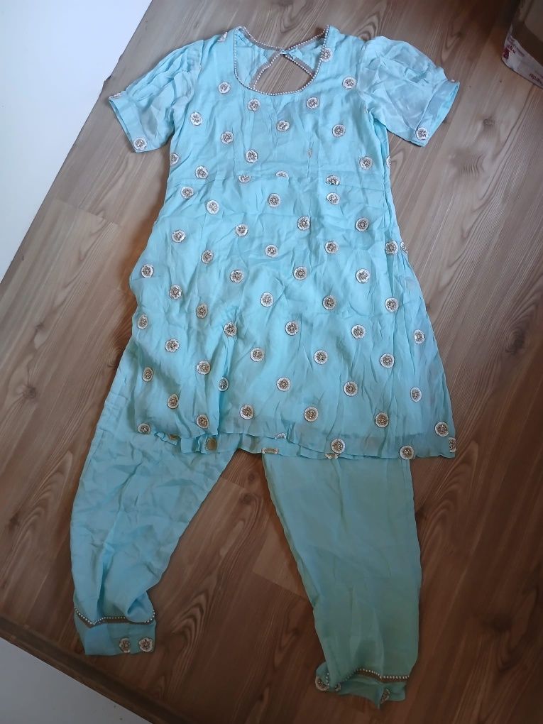 Vand tinuta india pentru femei