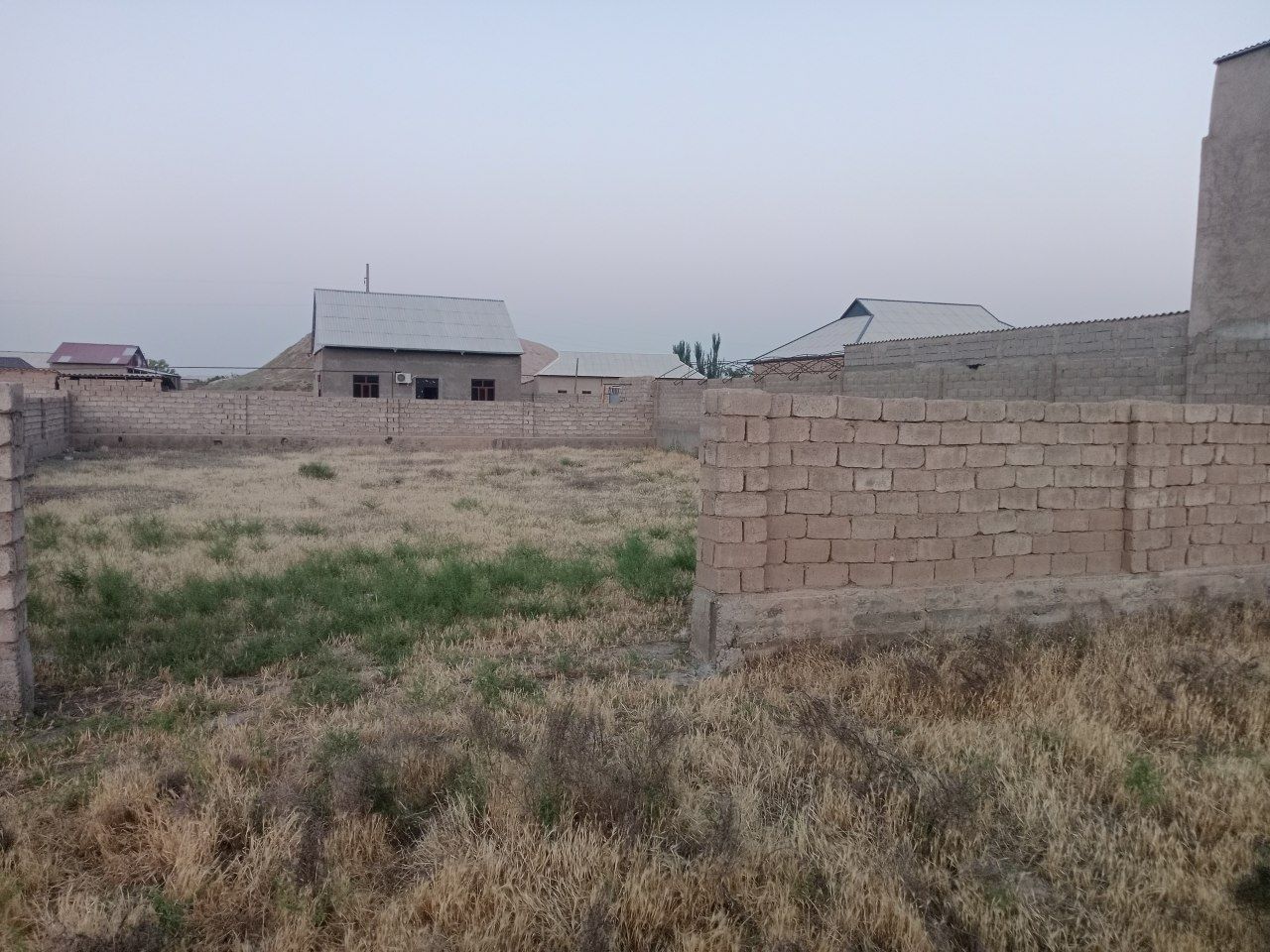 Qarshi shahridan yer sotiladi hovli devor oʻralgan