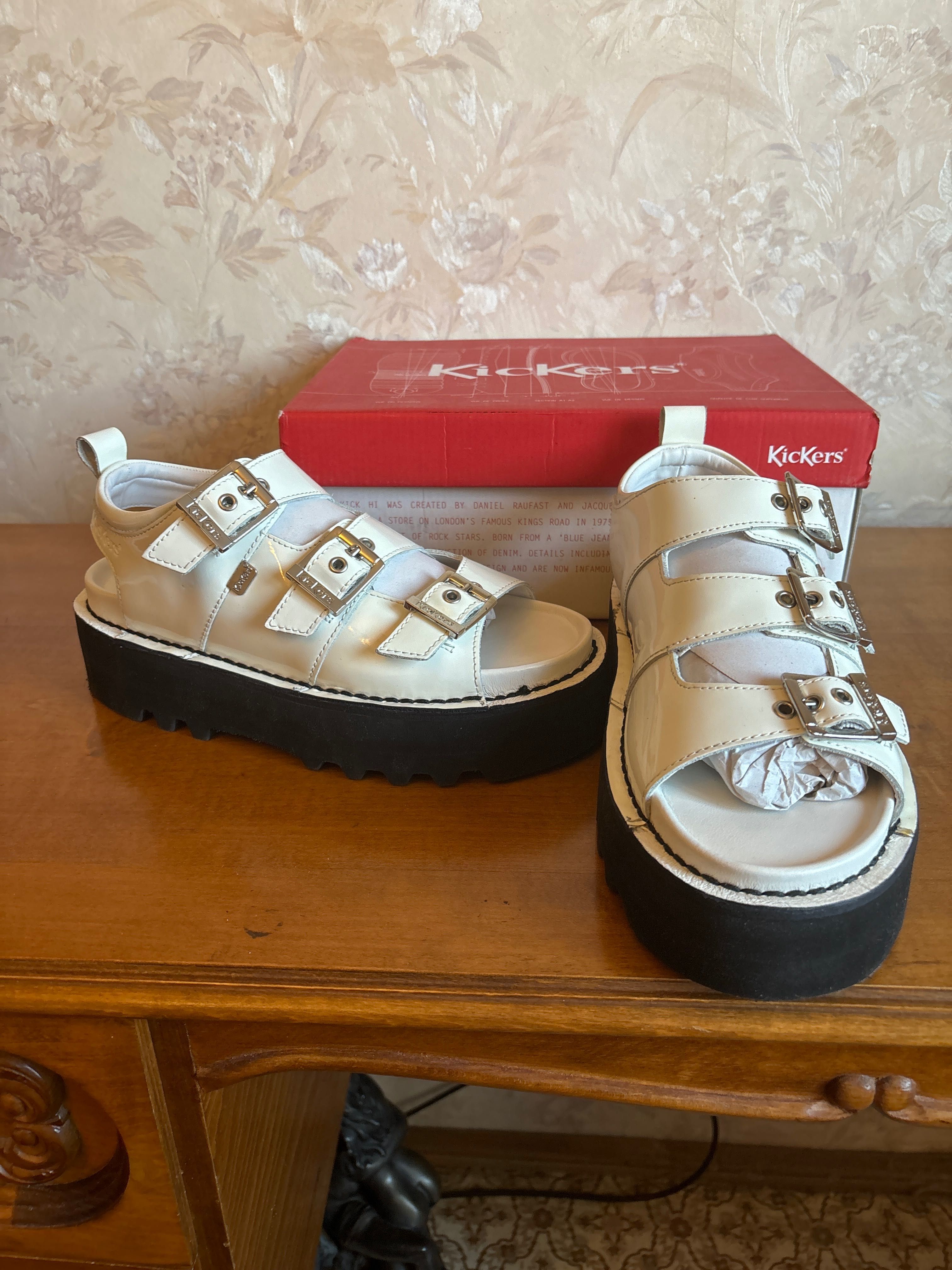 Sandale dama **Kickers Knox Lo Buckle** culoare alb lacuit, marime 38