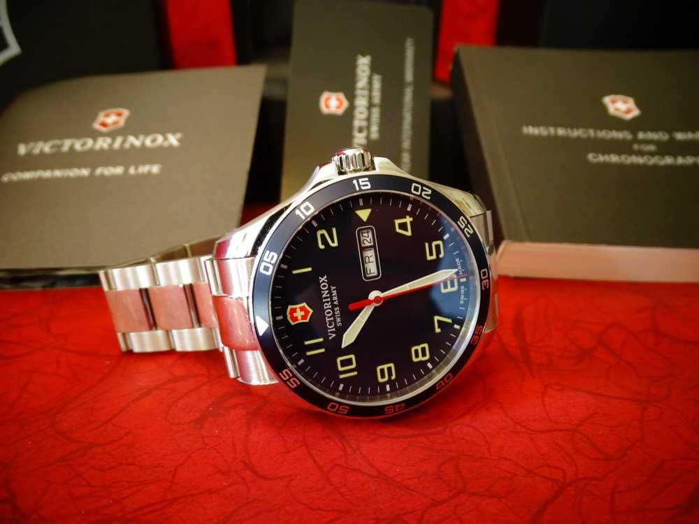 Продавам нов швейцарски часовник Victorinox Swiss Army Fieldforce