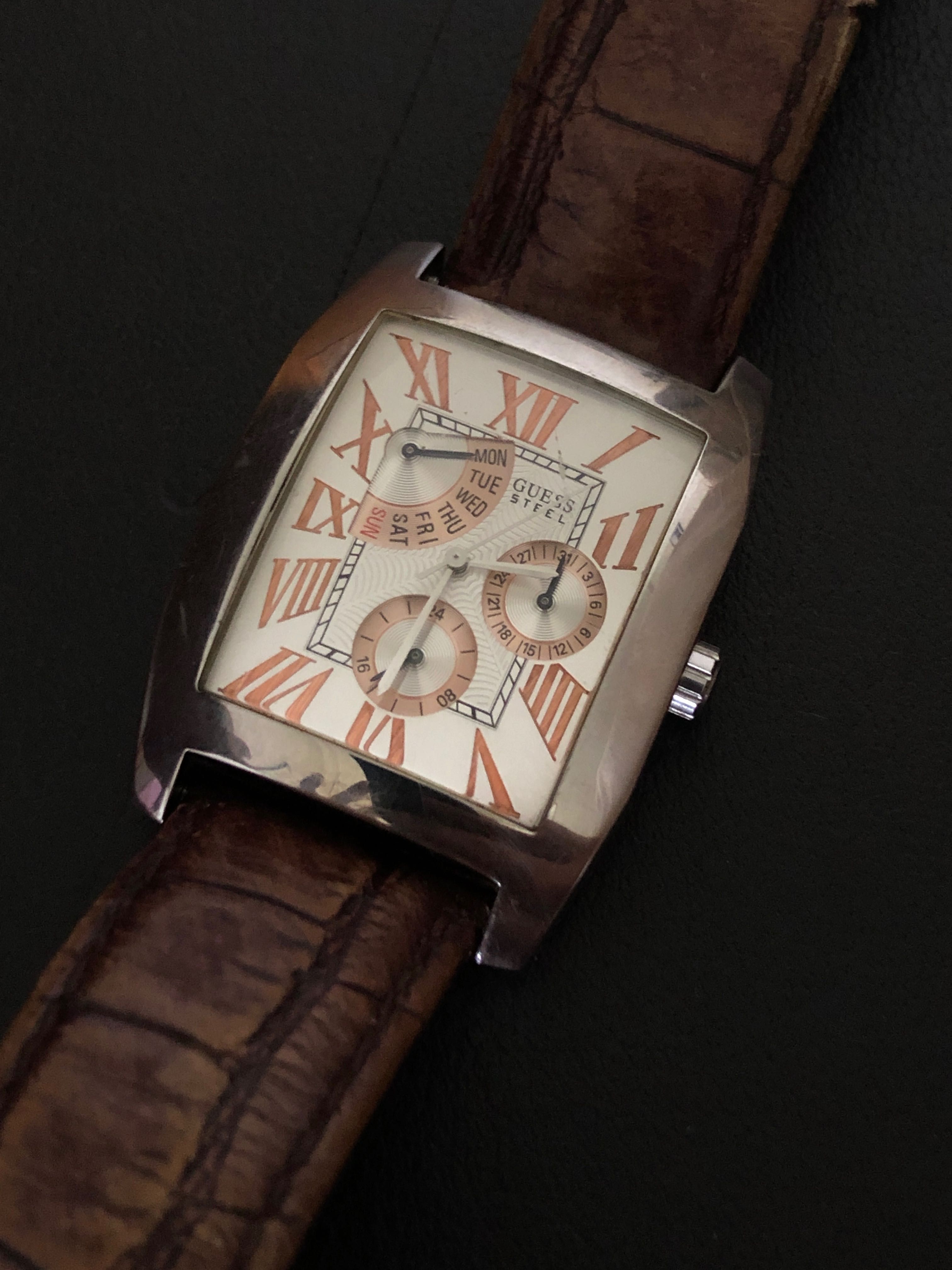 Ефектен часовник Guess steel кожена каишка