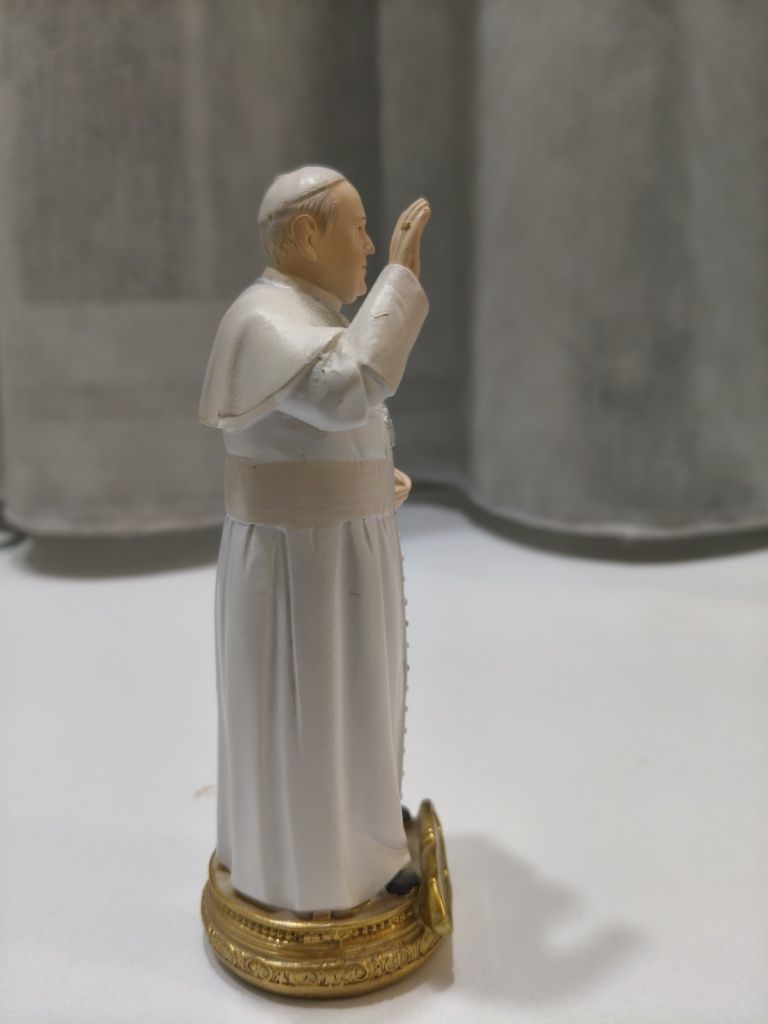 Статуэтка Папы Римского