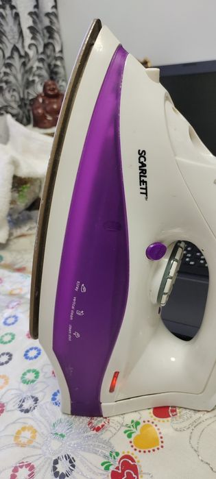 Утюг паровой в хорошем состоянии.