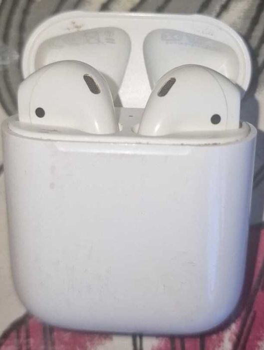Продам airpods 1 работает кейс и один наушник