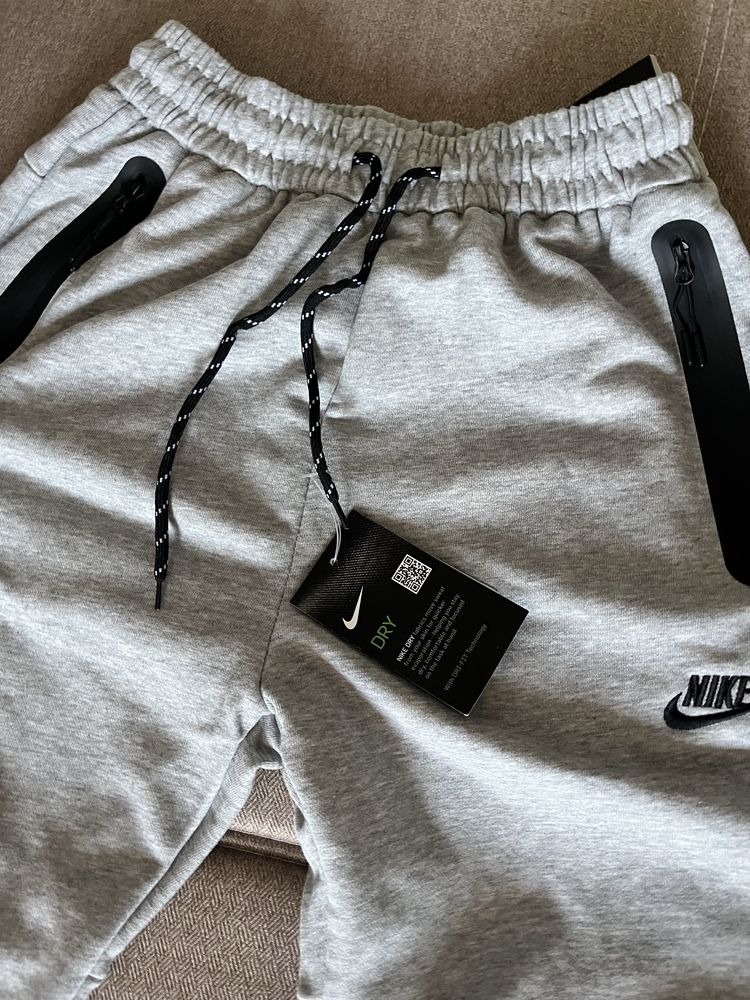 продаю новый найк теч флис трико новый версия (nike tech fleece)