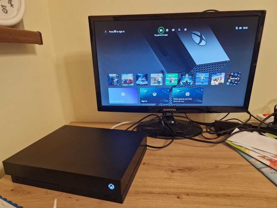 Xbox One X 4K, 1 TB SSD Samsung - ъпгрейд! и 8 игри.