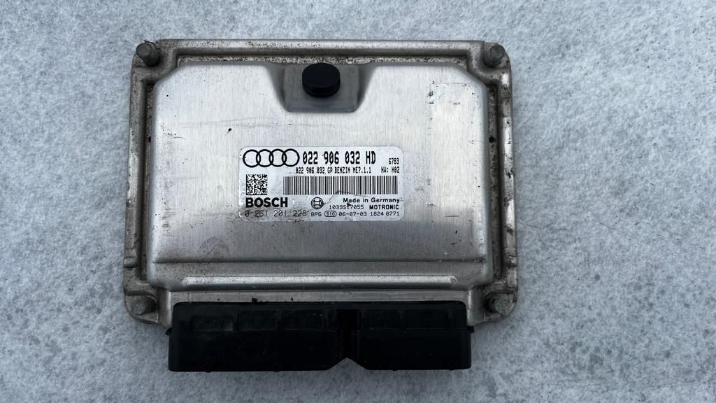 Calculator motor ECU Audi TT 8j 3.2benzina