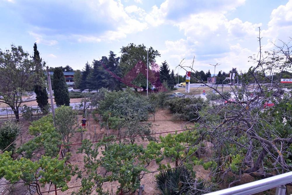 ТОП ЛОКАЦИЯ!!! Двуетажна Къща +  Две Паркоместа + Двор- Евксиноград