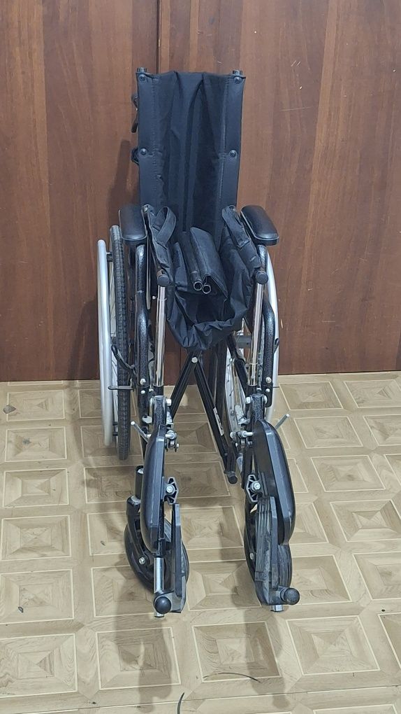 Инвалидная коляска с высокой спинкои