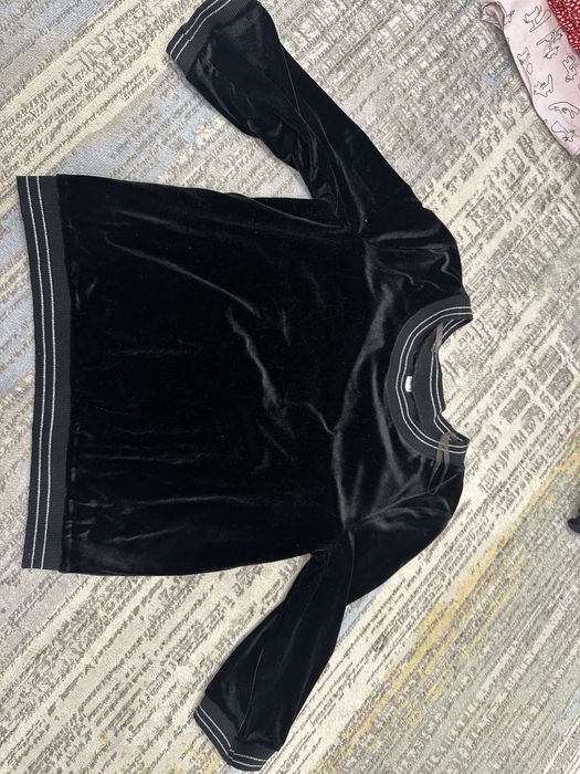 Продам зимние детские шапки, платья 46, кофты разные много всего