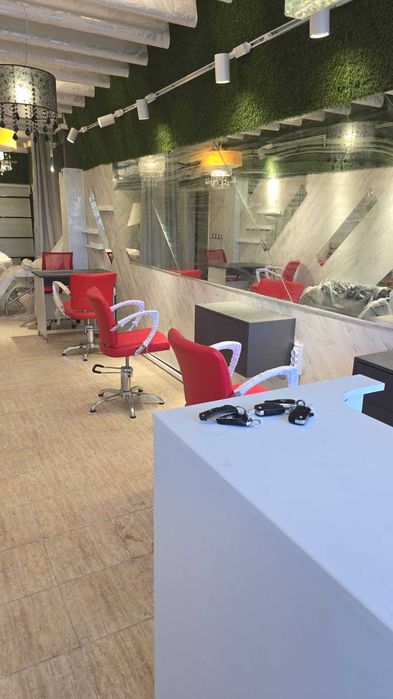 Дава под наем част от дейставщ и разработен салон за красота