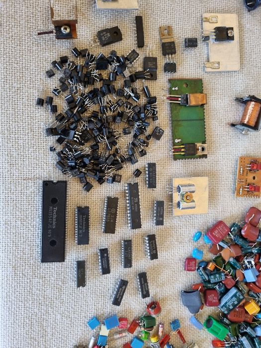 Pachet dif piese, Tranzistori mici, Integrate, etc. Perfecta stare.