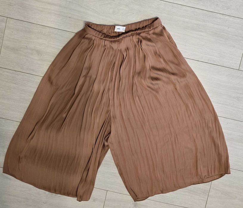 pantaloni culottes de la MNG cu o textură plisată
