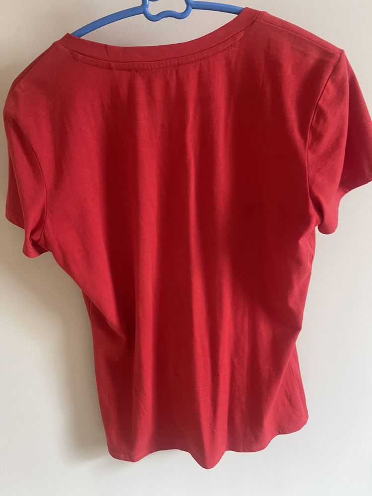 Червена тениска