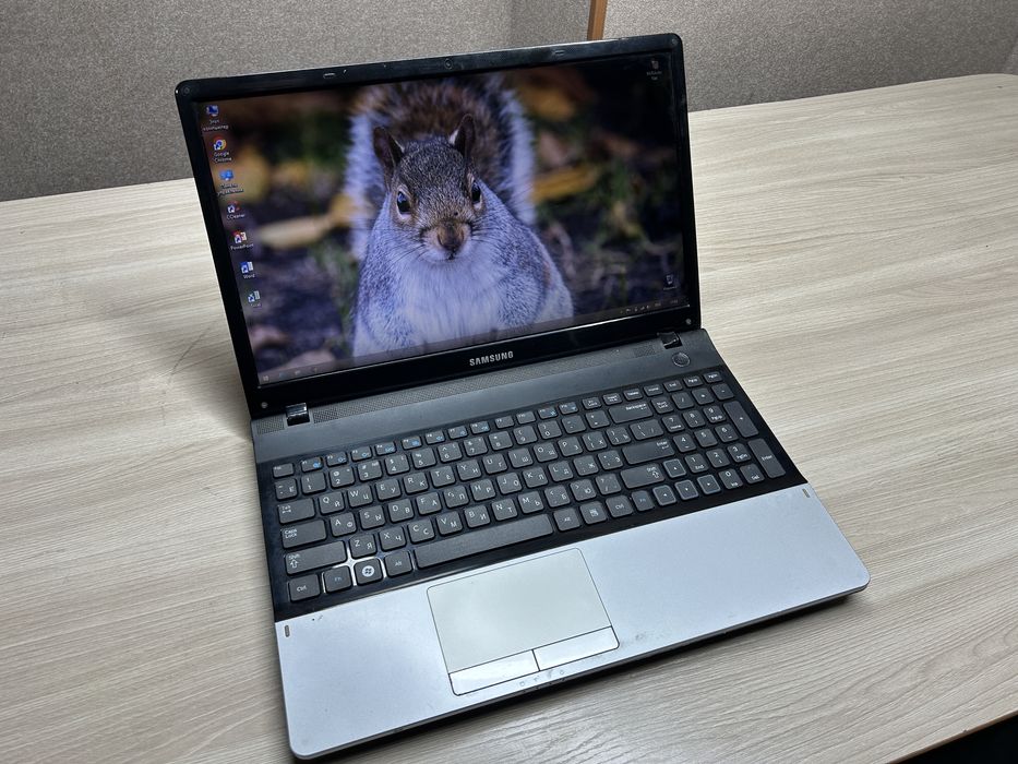 Samsung ноутбук в полном рабочем состояний