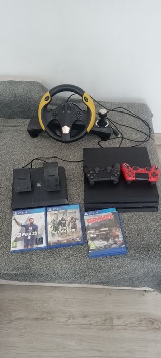 De vânzare PS4 pro 1T memorie , 3controlere , volan cu pedale