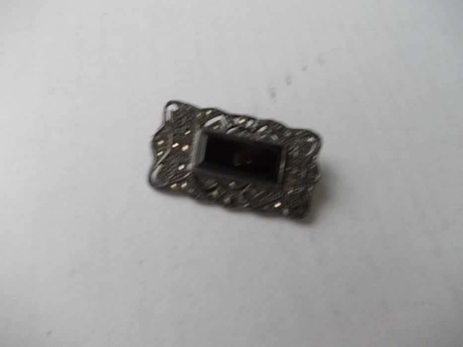 Brosa veche din argint cu onyx si markasite 1