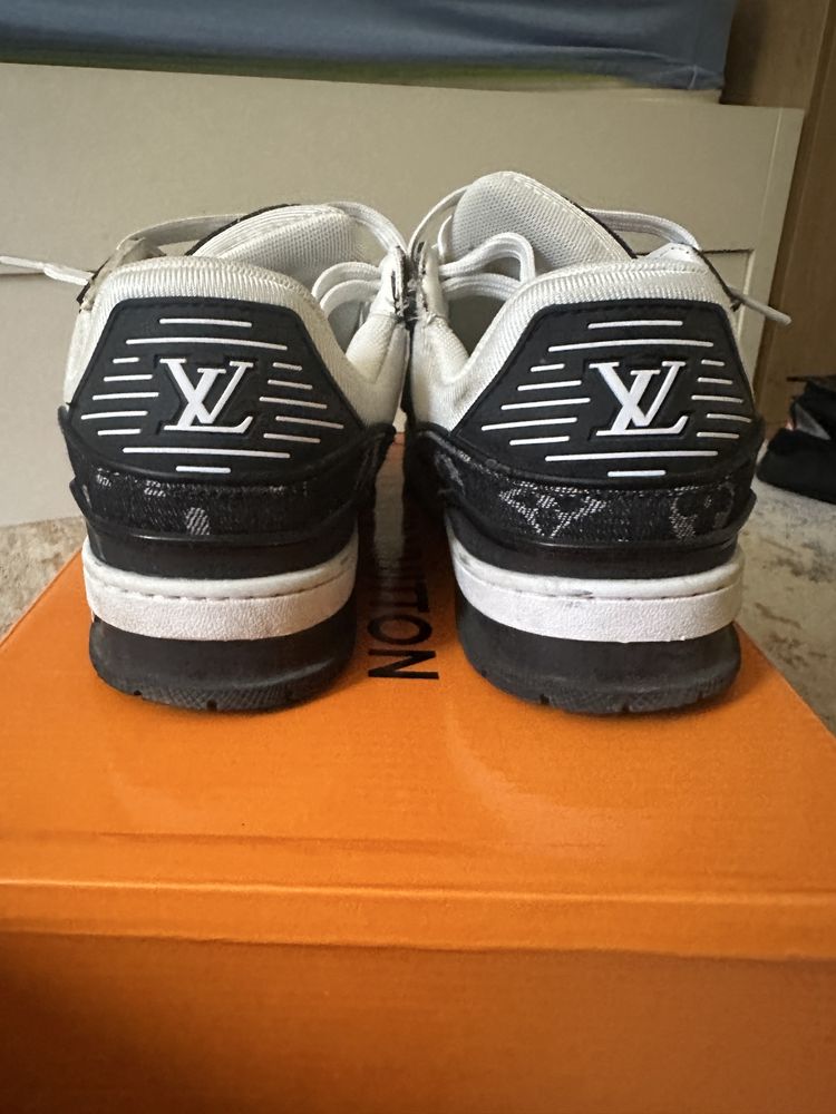 LV snkr.
