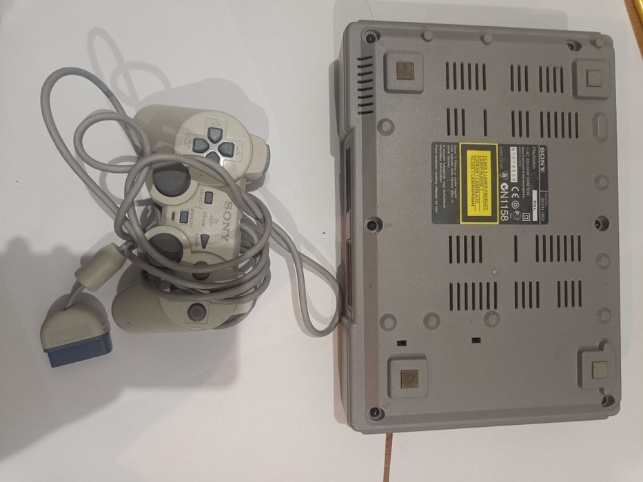 Vând PlayStation 1