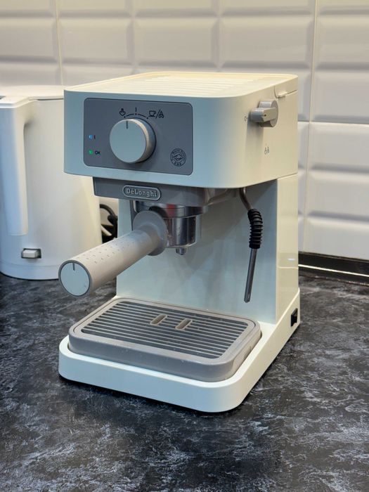 Кофемашина кофеварка рожковая DeLonghi EC235