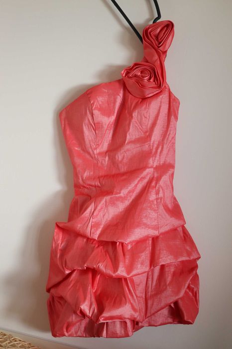 Продавам рокли обличани по един път