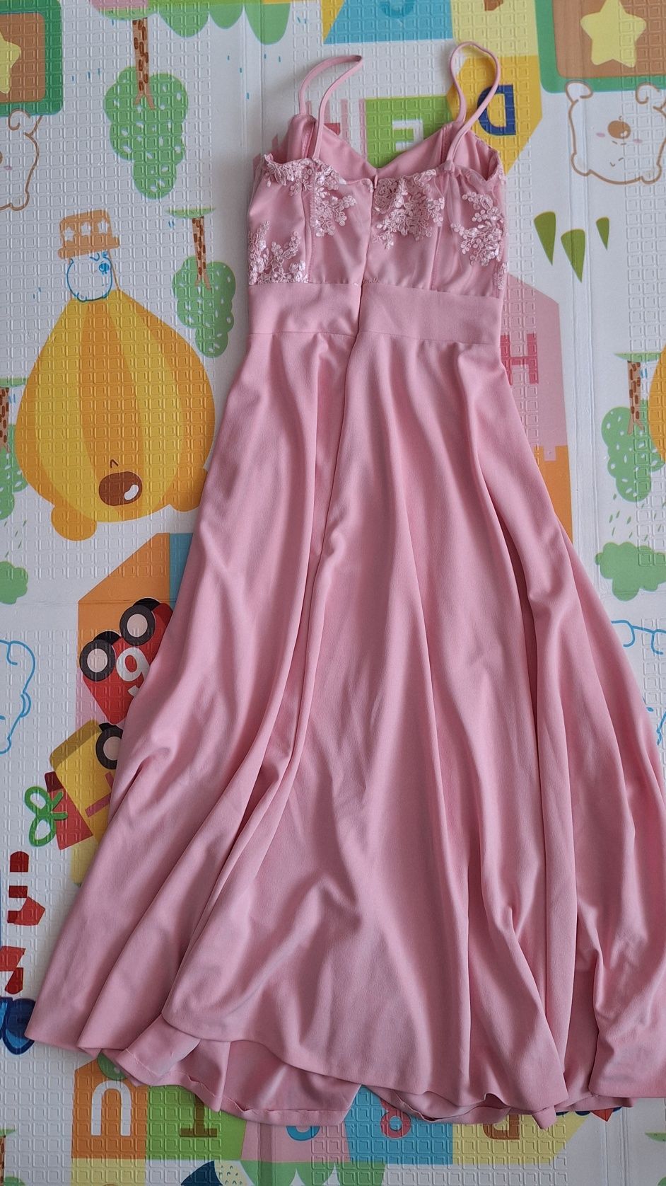 Rochie cu dantelă lungă cu crăpătură pe picior