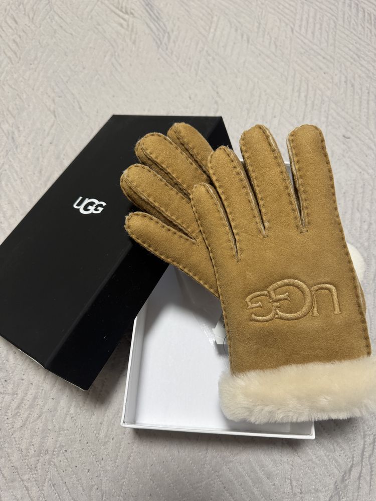 UGG Sheepskin Embroidered Glove
