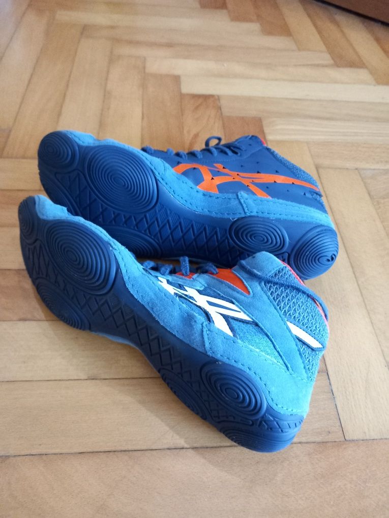 Продавам борцовки asics