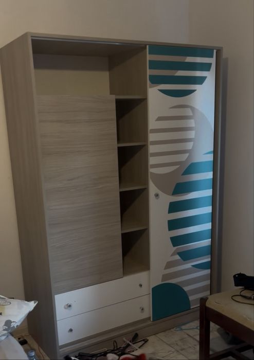 Dulap modern cu uși glisante și design geometric